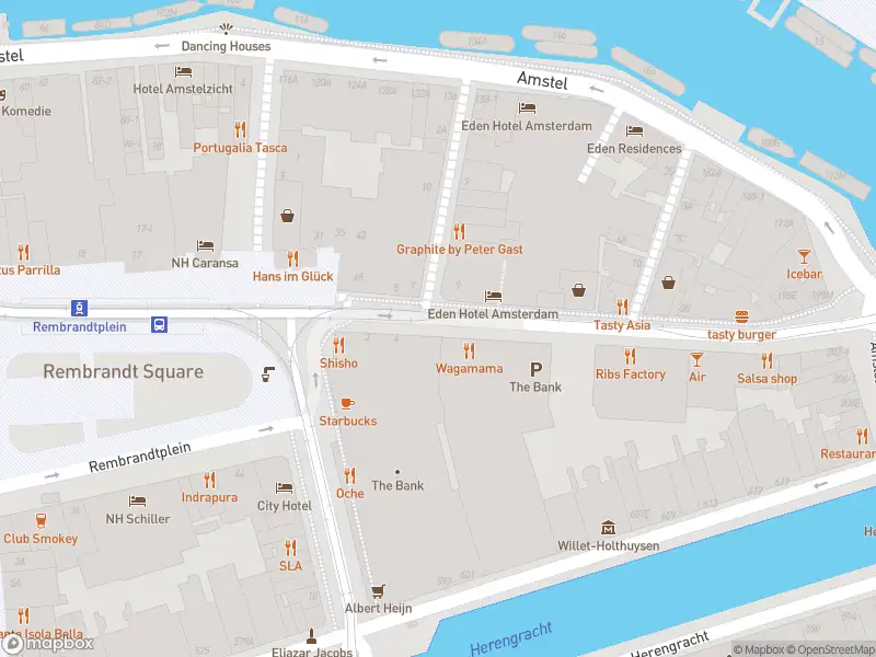 Ambulance met grote spoed naar de Rembrandtplein in Amsterdam
