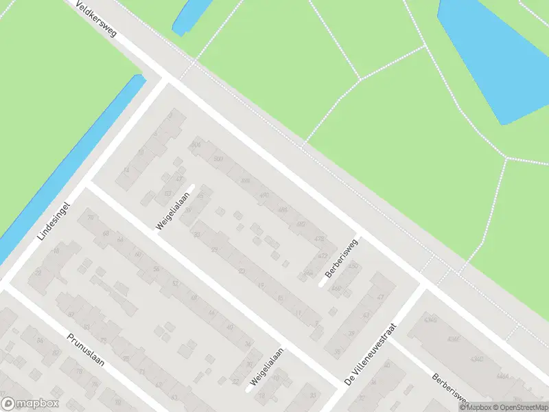Ambulance met grote spoed naar de Berberisweg in Rotterdam