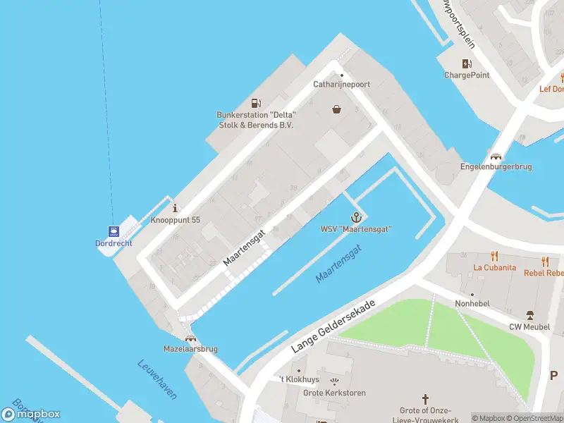 Ambulance met grote spoed naar de Maartensgat in Dordrecht