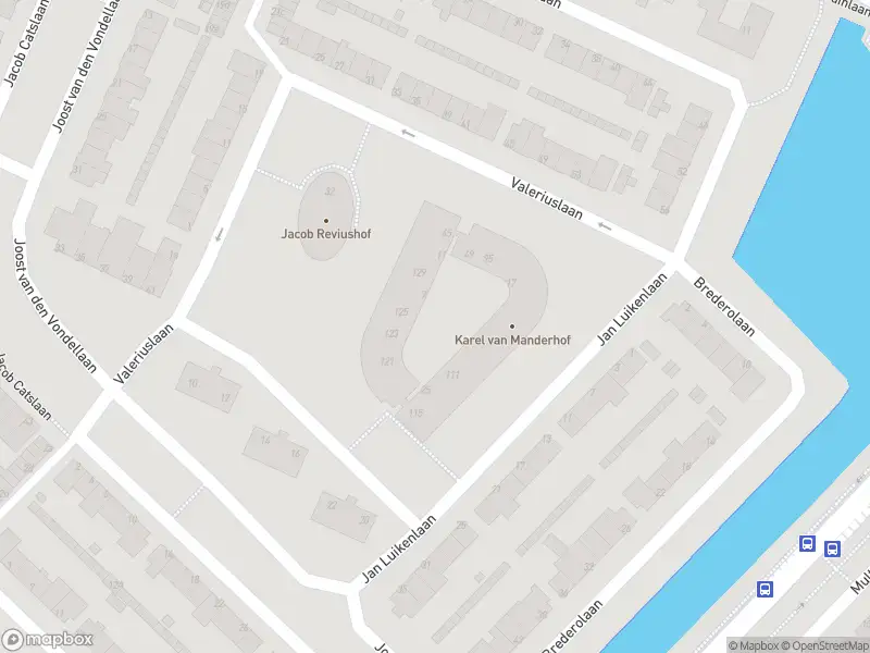 Ambulance met grote spoed naar de Karel van Manderhof in Uithoorn