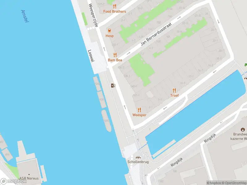 Ambulance met gepaste spoed naar de Weesperzijde in Amsterdam