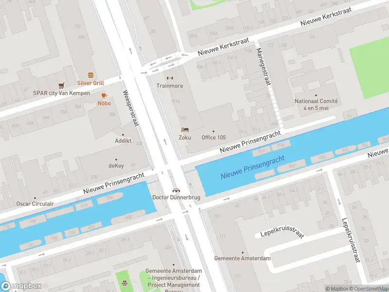 Ambulance met grote spoed naar de Weesperstraat in Amsterdam