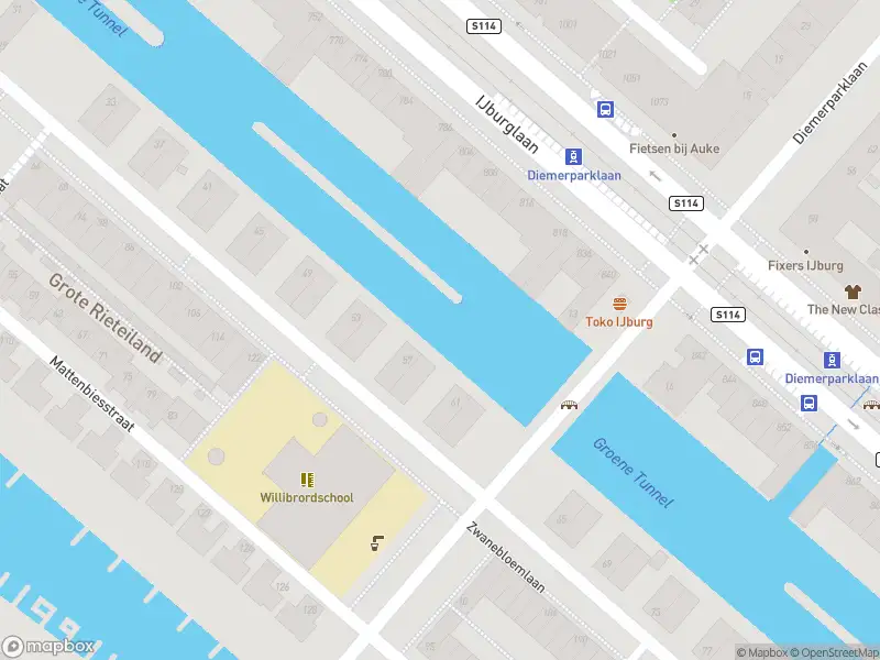 Ambulance met gepaste spoed naar de Mattenbiesstraat in Amsterdam