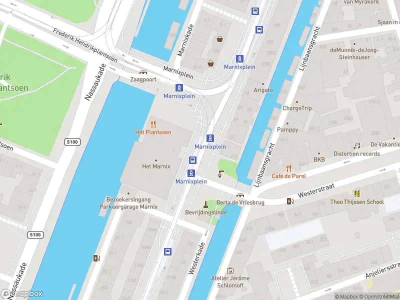 Ambulance met grote spoed naar de Marnixplein in Amsterdam
