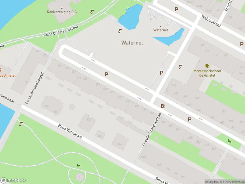 Ambulance met gepaste spoed naar de Korte Ouderkerkerdijk in Amsterdam
