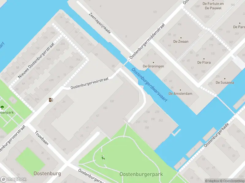 Ambulance met grote spoed naar de Nieuwe Oostenburgerstraat in Amsterdam