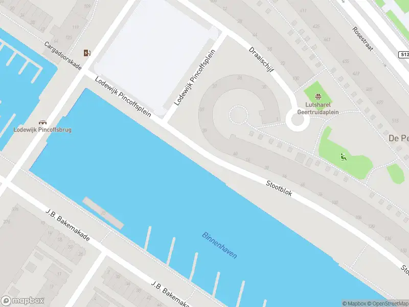 Brandweer met gepaste spoed naar de Spoorweghaven in Rotterdam vanwege een liftopsluiting