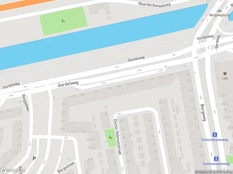 Ambulance met grote spoed naar de Gordelweg in Rotterdam