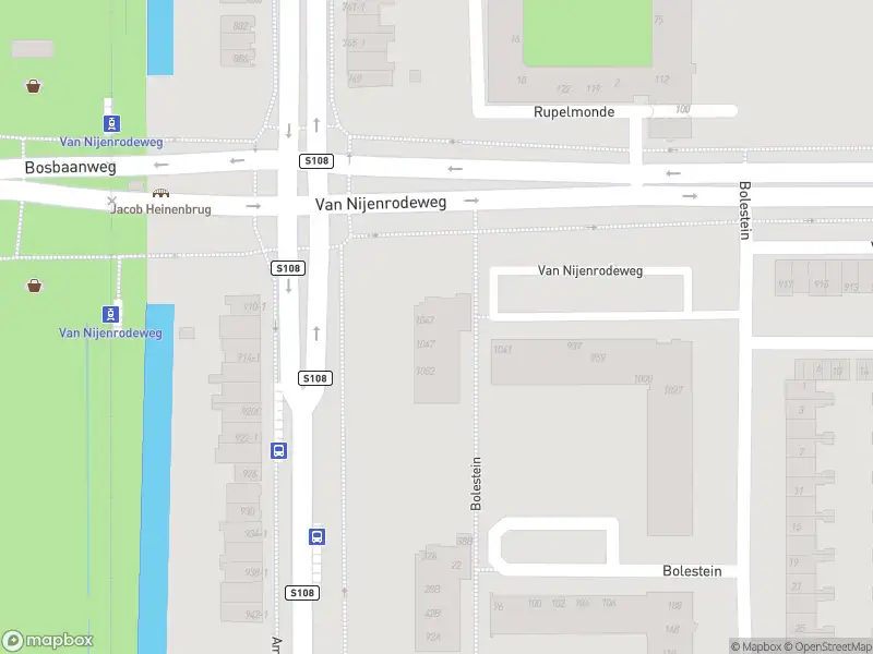 Ambulance met gepaste spoed naar de Van Nijenrodeweg in Amsterdam