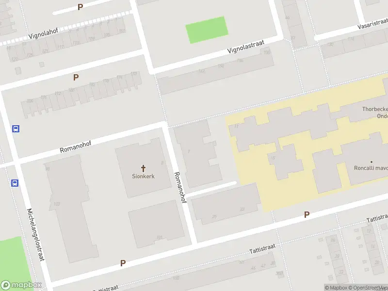 Ambulance met grote spoed naar de Romanohof in Rotterdam