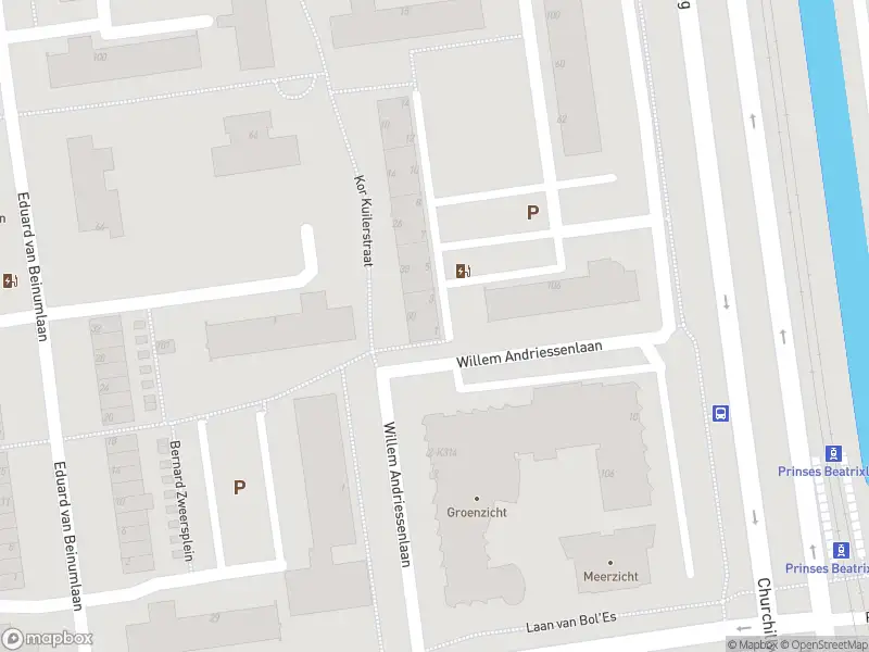 Ambulance met grote spoed naar de Albert van Raalteplein in Schiedam