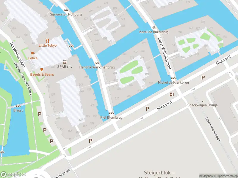Ambulance met gepaste spoed naar de Charley Tooropgracht in Diemen