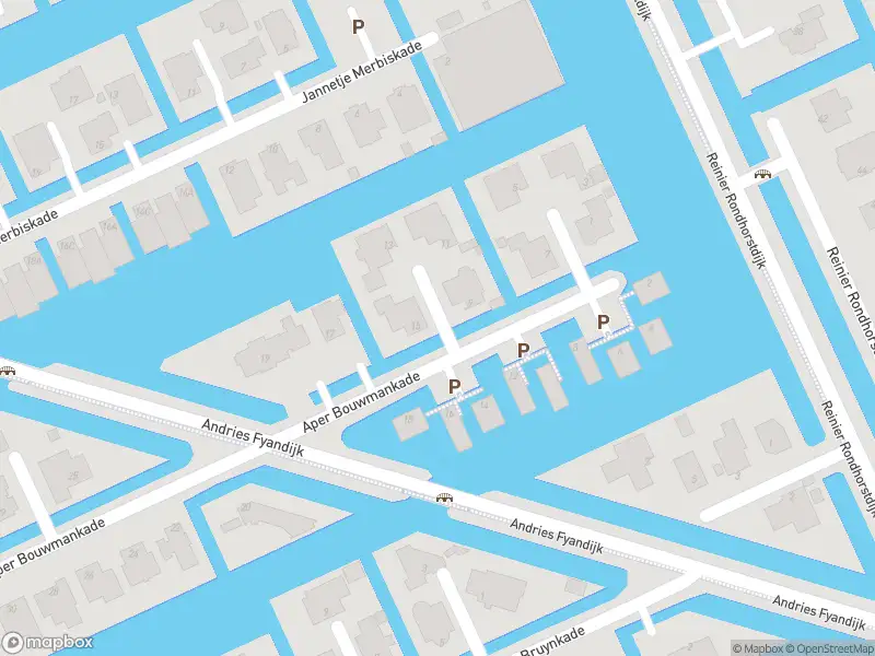Brandweer met gepaste spoed naar de Aper Bouwmankade in Rotterdam vanwege een buitenbrand