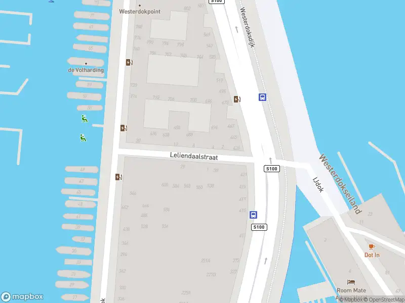 Ambulance met grote spoed naar de Westerdok in Amsterdam