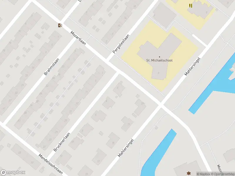 Ambulance met grote spoed naar de Brucknerlaan in Rotterdam