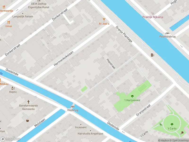 Ambulance met grote spoed naar de Hopstraat in Delft