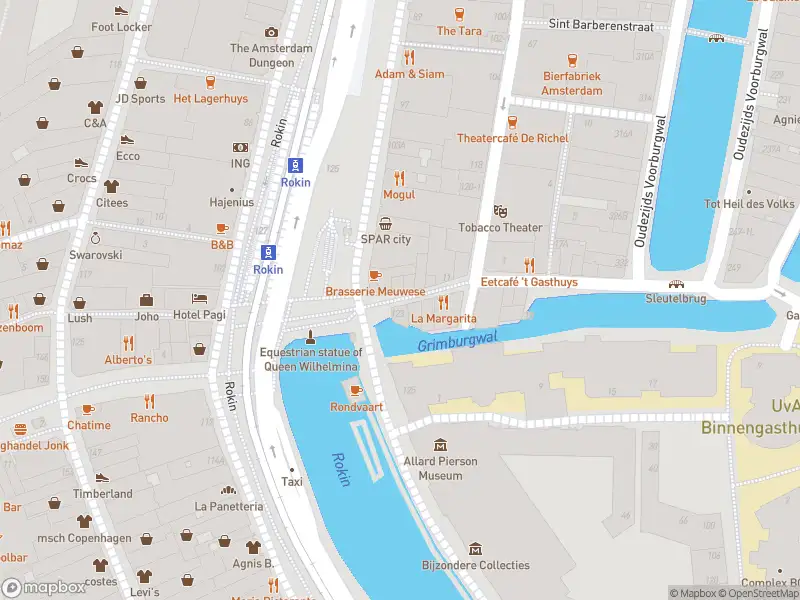 Ambulance met gepaste spoed naar de Langebrugsteeg in Amsterdam