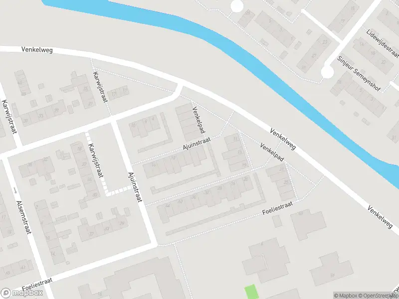 Ambulance met gepaste spoed naar de Ajuinstraat in Hoogvliet Rotterdam