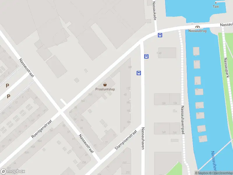 Ambulance met grote spoed naar de Roentgenstraat in Rotterdam