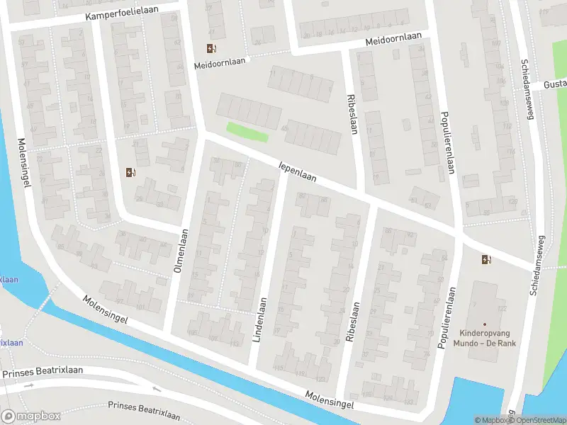 Ambulance met gepaste spoed naar de Lindenlaan in Schiedam