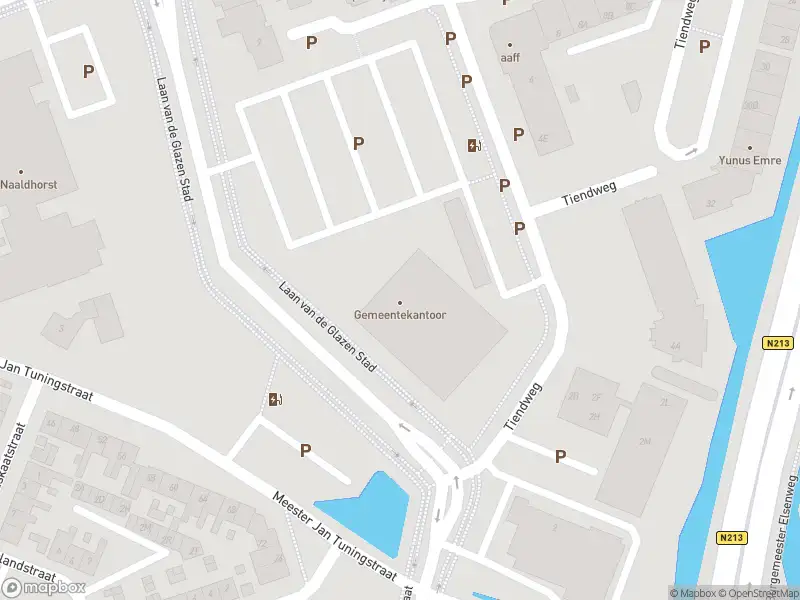 Politie met grote spoed naar de Laan van de Glazen Stad in Naaldwijk vanwege ongeval met letsel