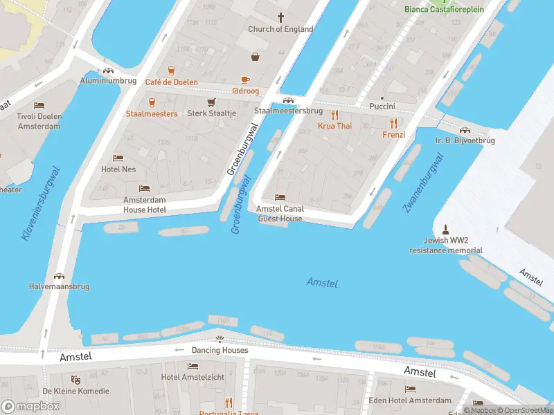 Ambulance met grote spoed naar de Staalkade in Amsterdam