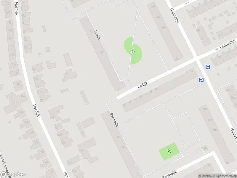 Ambulance met grote spoed naar de Lodijk in Rotterdam