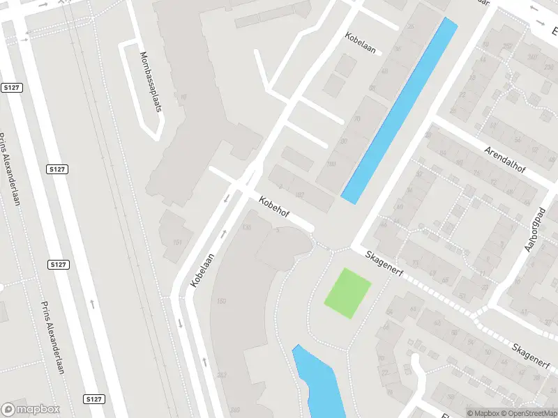 Ambulance met grote spoed naar de Kobehof in Rotterdam