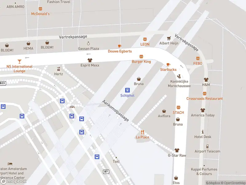 Ambulance en brandweer met grote spoed naar de Aankomstpassage in Schiphol