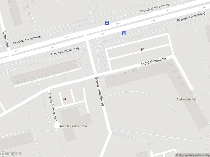 Ambulance met grote spoed naar de André Gideplaats in Rotterdam