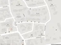 Brandweer met grote spoed naar de Dorpsstraat in Vlieland vanwege voertuigbrand