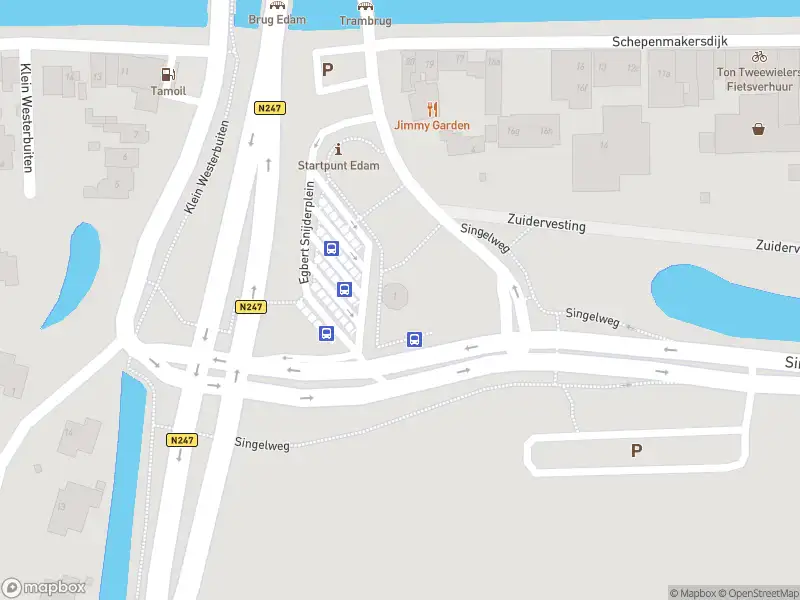 Ambulance met grote spoed naar de Egbert Snijderplein in Edam