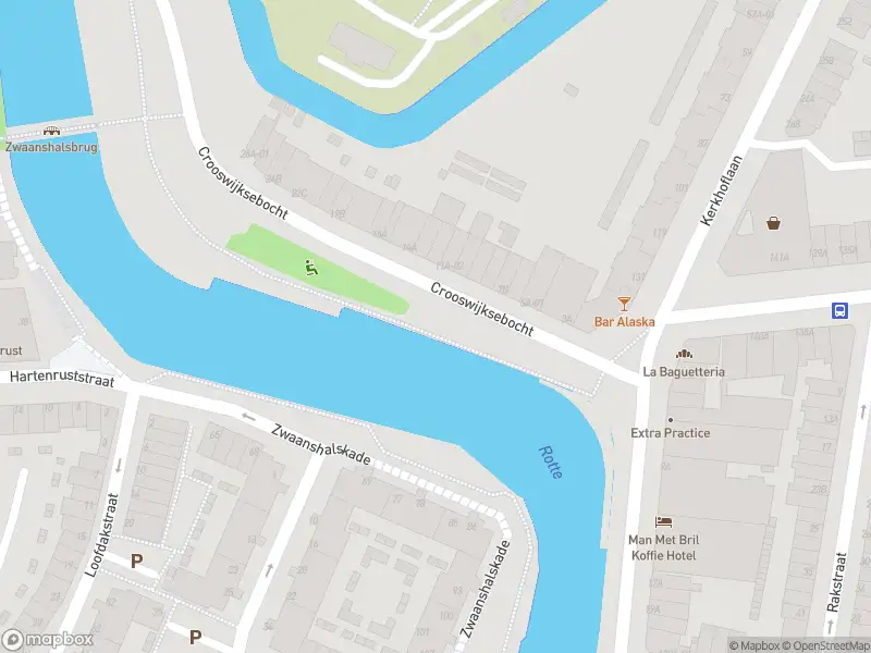 Ambulance met grote spoed naar de Crooswijksebocht in Rotterdam