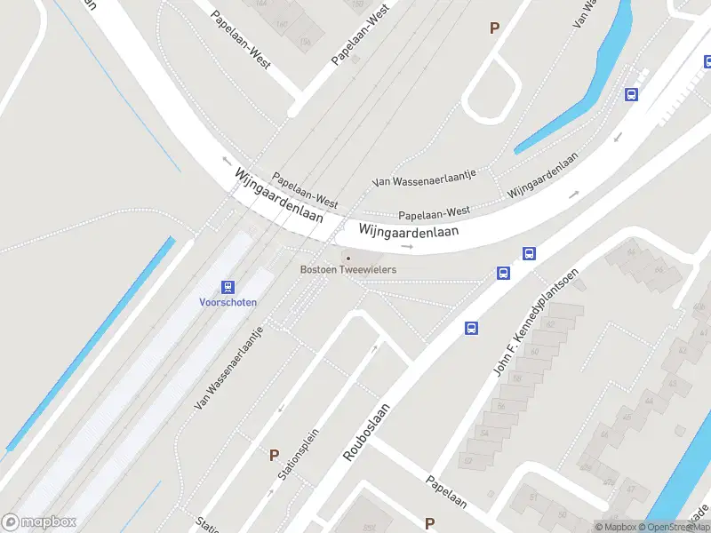 Ambulance met gepaste spoed naar de Stationsplein in Voorschoten