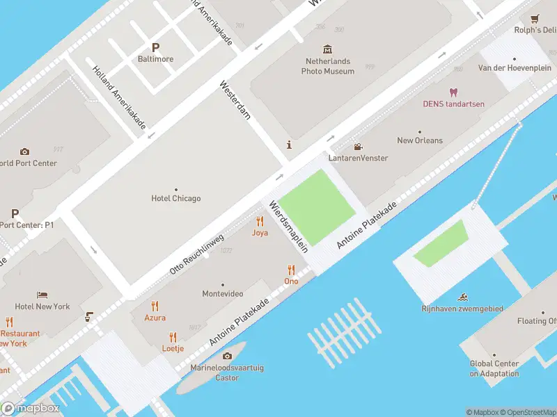 Ambulance met grote spoed naar de Otto Reuchlinweg in Rotterdam