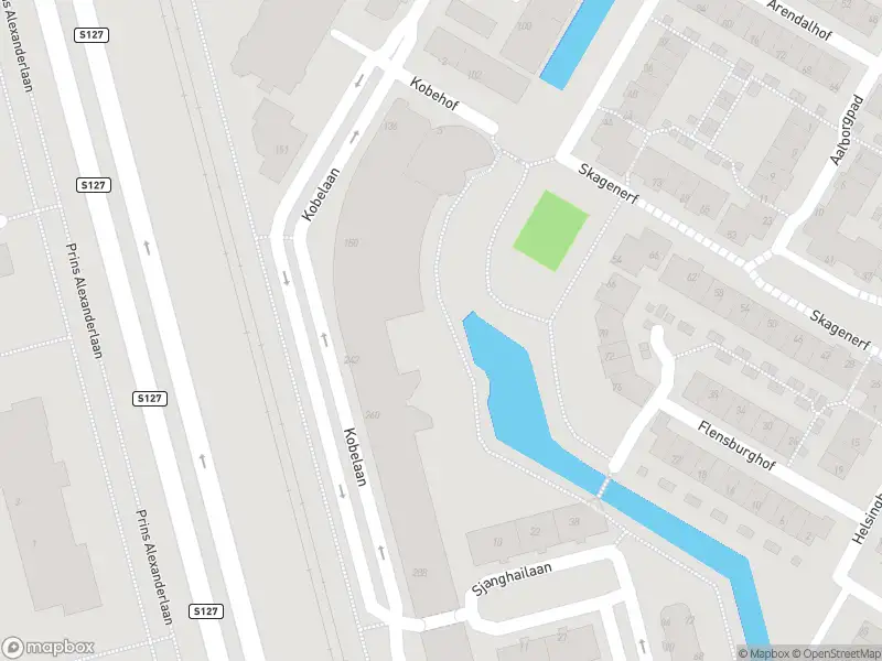 Ambulance met grote spoed naar de Kobelaan in Rotterdam