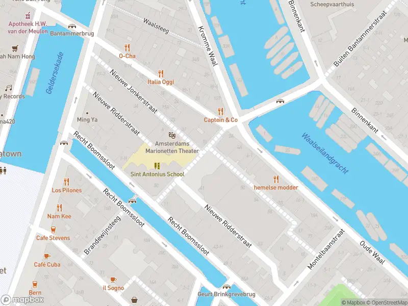 Ambulance met gepaste spoed naar de Nieuwe Jonkerstraat in Amsterdam