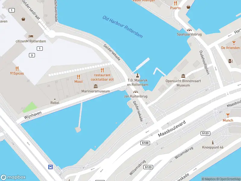 Brandweer en politie met grote spoed naar de Geldersekade in Rotterdam vanwege personen te water