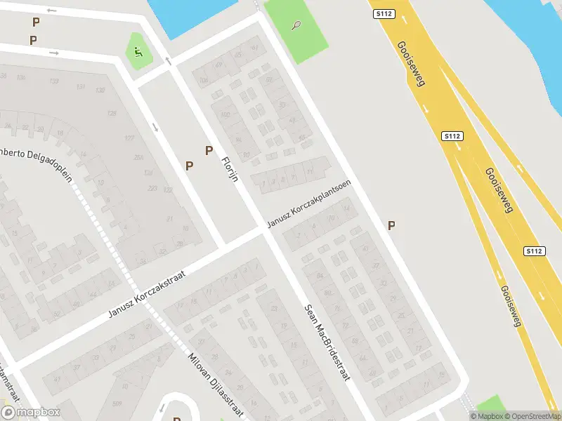 Ambulance met grote spoed naar de Janusz Korczakplantsoen in Amsterdam