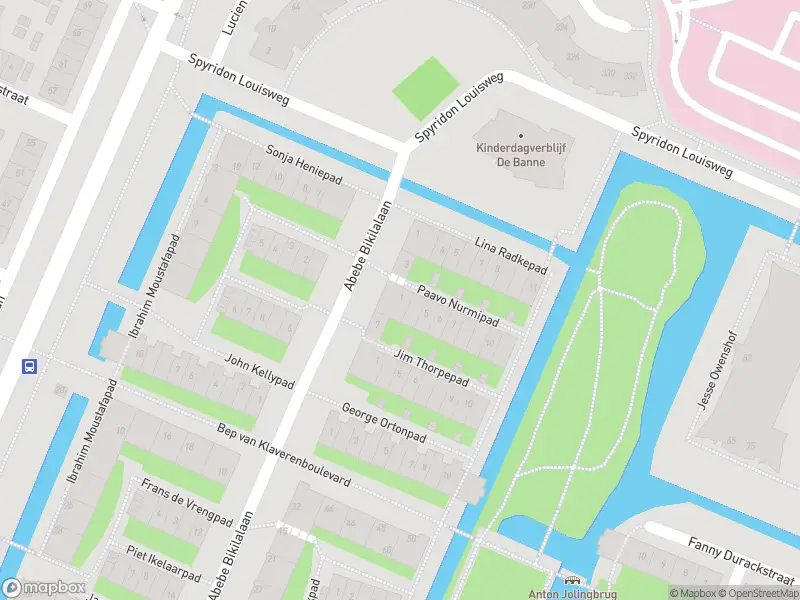 Ambulance met gepaste spoed naar de Paavo Nurmipad in Amsterdam