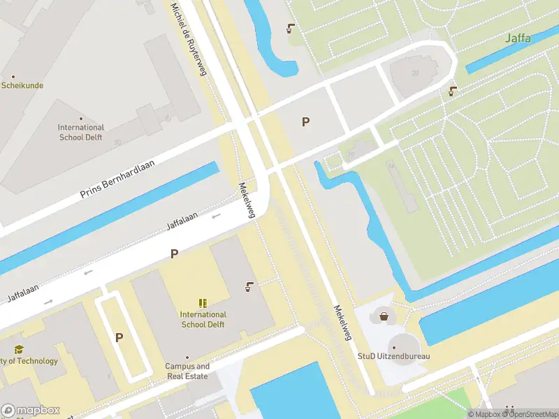 Ambulance met grote spoed naar de Jaffalaan in Delft