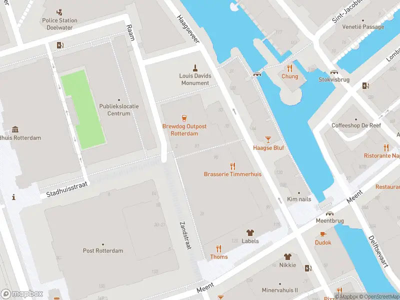 Ambulance met grote spoed naar de Halvemaanpassage in Rotterdam