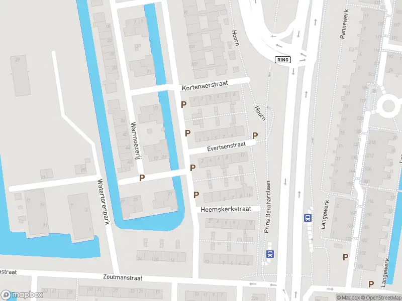 Ambulance met gepaste spoed naar de Evertsenstraat in Alphen aan den Rijn