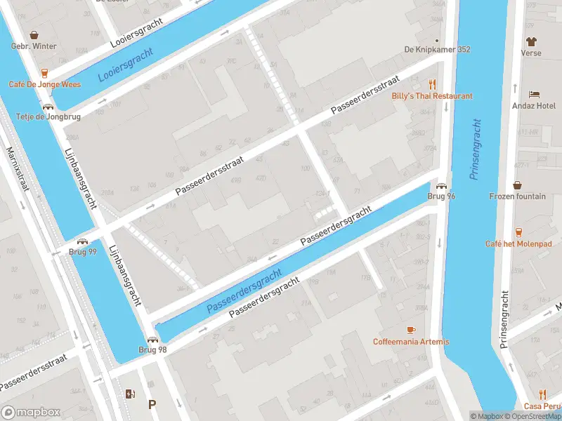 Ambulance met grote spoed naar de Passeerdersstraat in Amsterdam