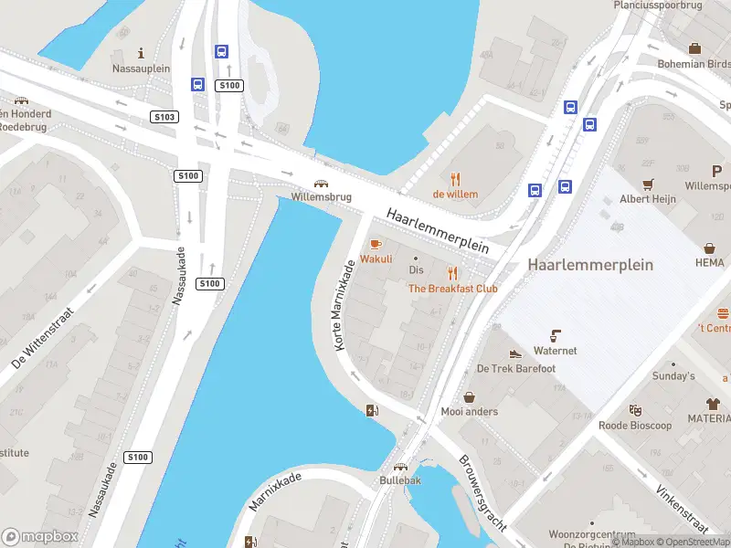 Ambulance met grote spoed naar de Korte Marnixkade in Amsterdam