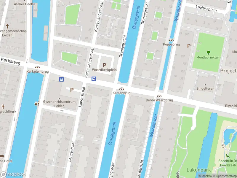 Ambulance met gepaste spoed naar de Oosterkerkstraat in Leiden