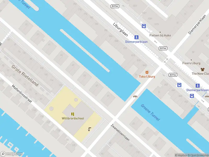 Ambulance met grote spoed naar de Zwanebloemlaan in Amsterdam