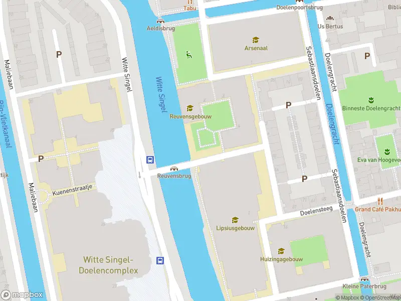 Ambulance met gepaste spoed naar de Witte Singel in Leiden