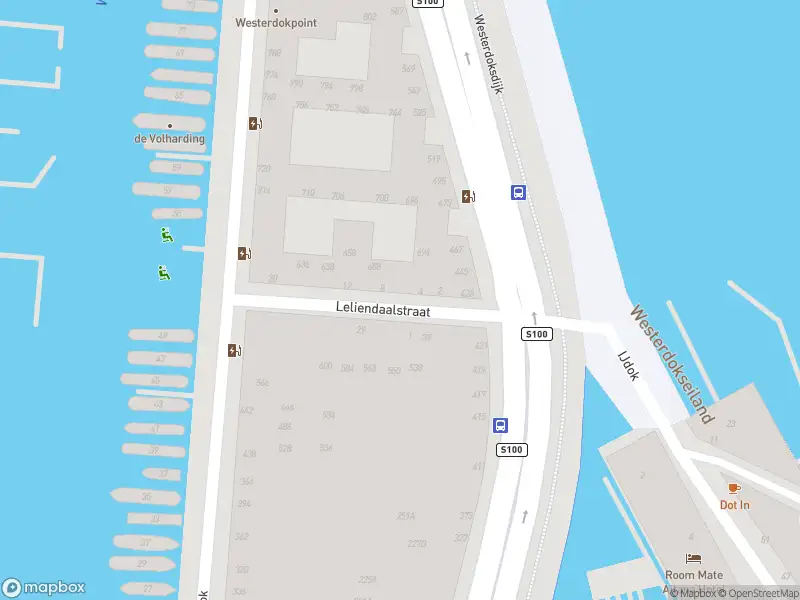 Ambulance met gepaste spoed naar de Westerdok in Amsterdam