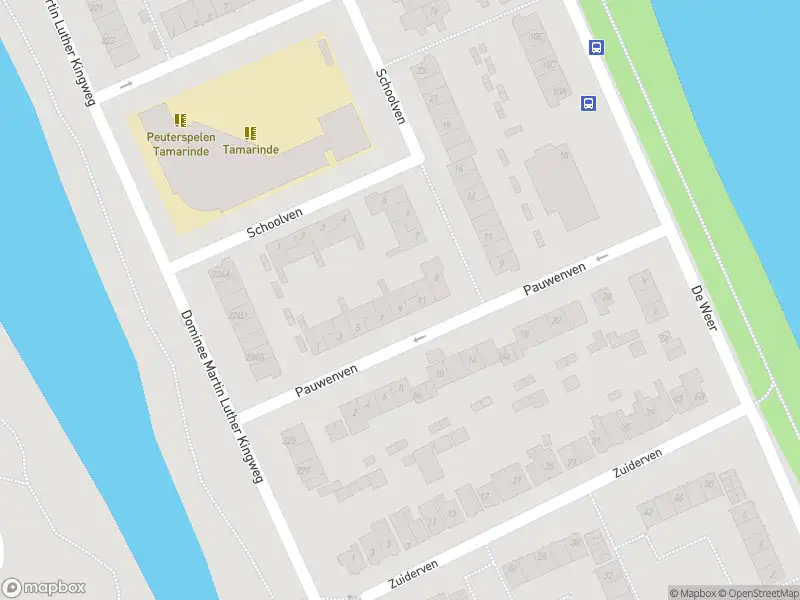 Ambulance met grote spoed naar de Pauwenven in Zaandam